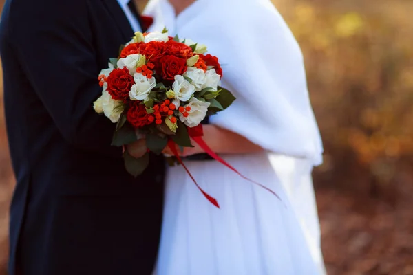 Bouquet Mariage Entre Les Mains Mariée Lors Cérémonie — Photo