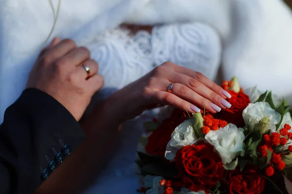 婚礼上新娘手里拿着结婚花束 — 图库照片