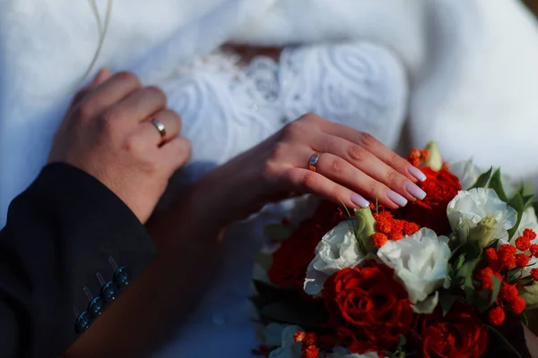 Bouquet Sposa Nelle Mani Della Sposa Alla Cerimonia — Foto Stock