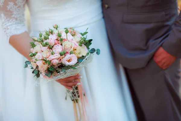 Свадебный Букет Руках Невесты Церемонии — стоковое фото