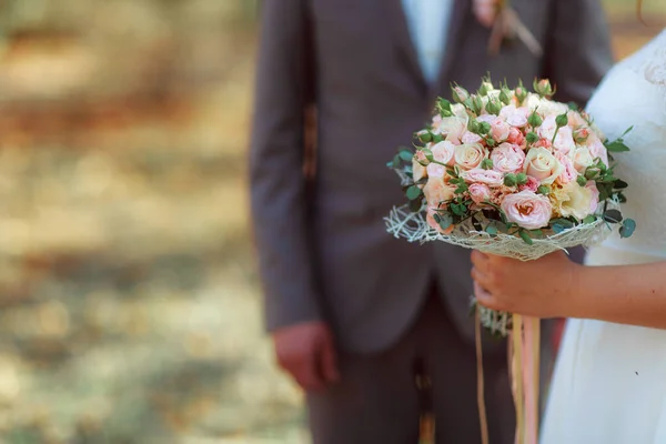 Bouquet Mariage Entre Les Mains Mariée Lors Cérémonie — Photo