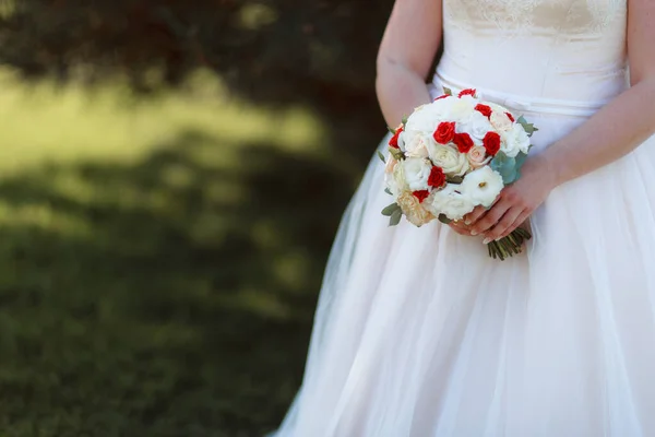 Hochzeitsstrauß Den Händen Der Braut Bei Der Zeremonie — Stockfoto