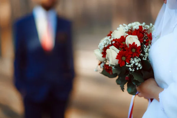 Esküvői Csokor Menyasszony Kezében Ünnepségen — Stock Fotó