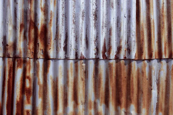 Çizik ve çatlaklarla paslı metal doku.