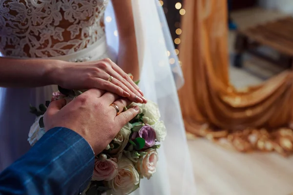 Bouquet Sposa Nelle Mani Della Sposa Alla Cerimonia — Foto Stock