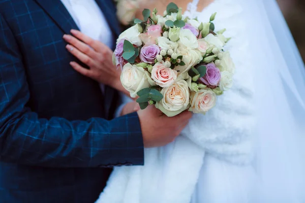 Buquê Casamento Nas Mãos Noiva Cerimônia — Fotografia de Stock