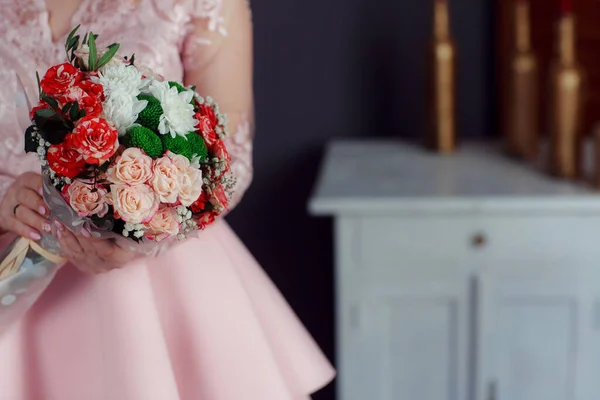 婚礼上新娘手里拿着结婚花束 — 图库照片