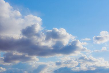 Bulutlu mavi gökyüzü