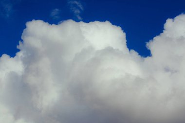 Beyaz bulutlu mavi gökyüzü