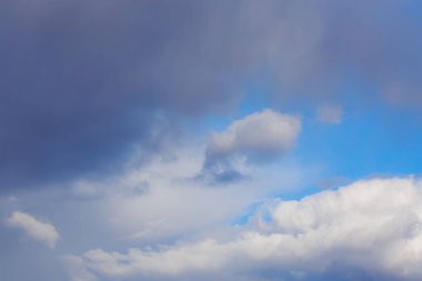 Bulutlu mavi gökyüzü