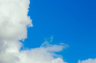 Beyaz bulutlu mavi gökyüzü