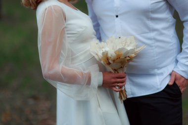 Düğün buketi törende gelinin elinde..