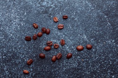 kavrulmuş kahve çekirdekleri koyu masada.