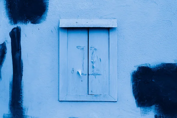 Porte Bois Peint Bleu Avec Une Fenêtre — Photo