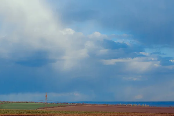 Buğday Tarlası Bulutlu Gökyüzü Olan Güzel Bir Manzara — Stok fotoğraf