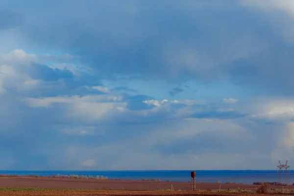 Buğday Tarlası Bulutlu Gökyüzü Olan Güzel Bir Manzara — Stok fotoğraf