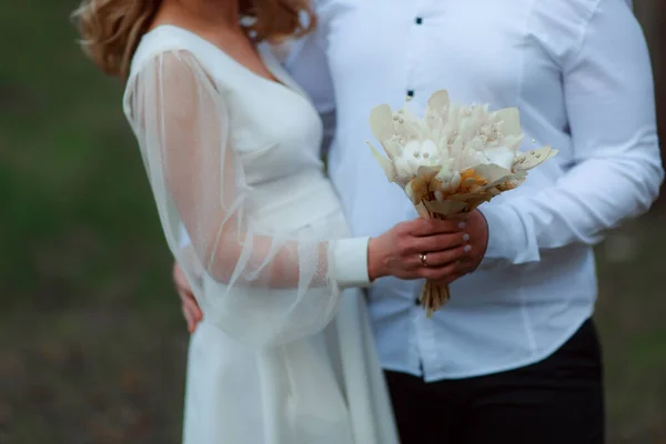 Bouquet Mariage Entre Les Mains Mariée Lors Cérémonie — Photo