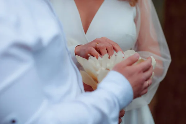 Bukiet Ślubny Rękach Panny Młodej Podczas Ceremonii — Zdjęcie stockowe