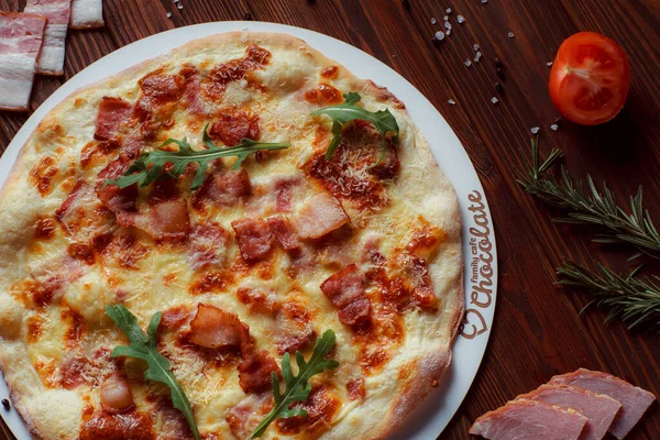 木のテーブルの上に肉と野菜のピザ — ストック写真