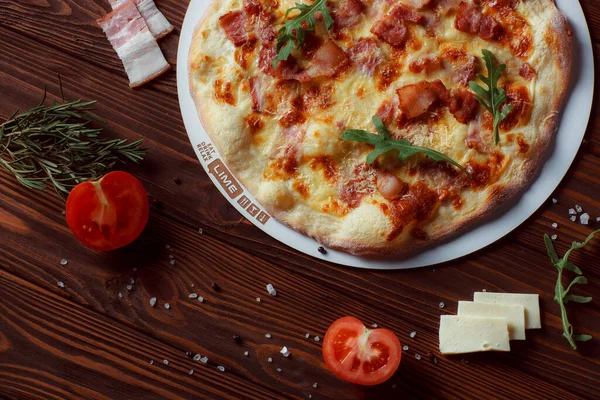 Pizza Com Carne Legumes Uma Mesa Madeira — Fotografia de Stock