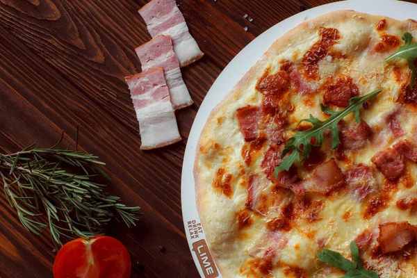 Pizza Mit Fleisch Und Gemüse Auf Einem Holztisch — Stockfoto