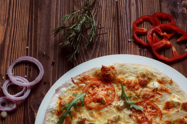 Pizza Mit Fleisch Und Gemüse Auf Einem Holztisch — Stockfoto