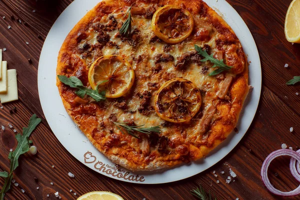 Pizza Avec Viande Légumes Sur Une Table Bois — Photo