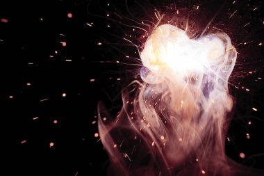 alevler siyah arkaplanda