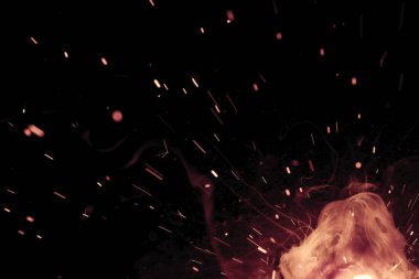 alevler siyah arkaplanda.