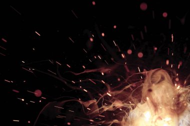 alevler siyah arkaplanda.