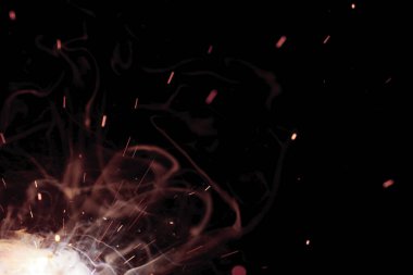 Siyah arka planda yangın alevleri. soyut doku.