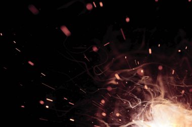 alevler siyah arkaplanda.