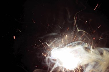 Siyah arkaplanda yanan maytap ile kıvılcımlar