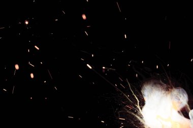 alevler siyah arkaplanda