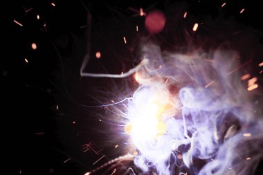 Dumanlı siyah arka plan üzerine ateş sparks