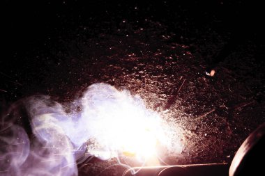 Parlayan parçacıklar ve bir sıçrama ile soyut arkaplan