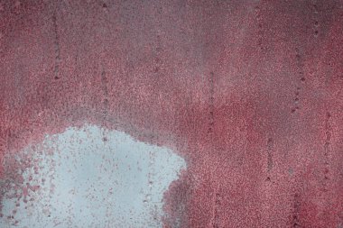 Çizik ve çatlaklarla eski paslı metal dokusu.