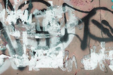 Grafiti çizimleriyle soyut bir arkaplan. Eski duvarın dokusu. Duvarlardaki gölgeler...