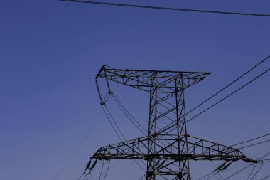 Gökyüzünde yüksek voltajlı elektrik hatları