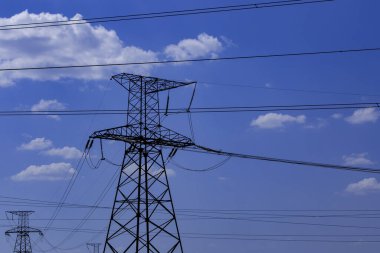 Gökyüzünde yüksek voltajlı elektrik hatları