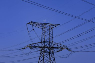 Gökyüzünde yüksek voltajlı elektrik hatları