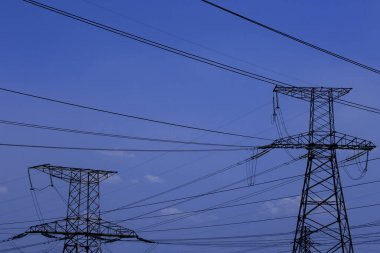 Gökyüzünde yüksek voltajlı elektrik hatları