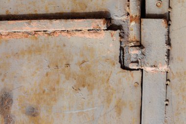 Paslı ve paslı eski metal plaka.