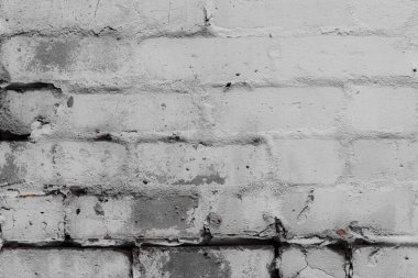 Çatlakları ve çizikleri olan tuğla duvar dokusu arka plan olarak kullanılabilir.