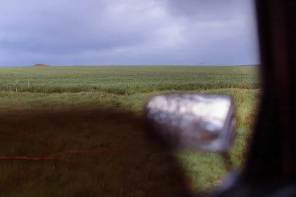 Ein Feld Aus Gras Und Ein Bewölkter Himmel — Stockfoto