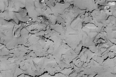 Çatlakları ve çizikleri olan beton bir duvarın dokusu arka plan olarak kullanılabilir.