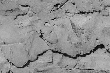 Çatlakları ve çizikleri olan beton bir duvarın dokusu arka plan olarak kullanılabilir.