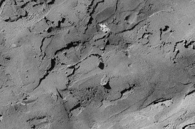 Çatlakları ve çizikleri olan beton bir duvarın dokusu arka plan olarak kullanılabilir.