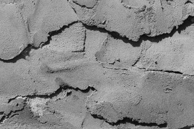 Çatlakları ve çizikleri olan beton bir duvarın dokusu arka plan olarak kullanılabilir.