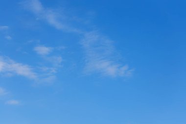 Bulutlu mavi gökyüzü, yaz konsepti